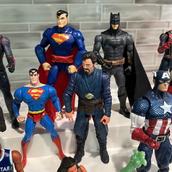 LARGE LOT OF ACTION FIGURES - Picture 3 of 8